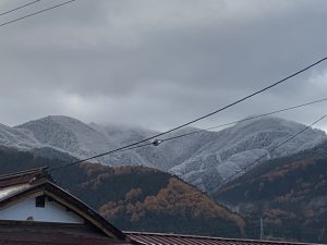 今朝の志賀高原の山の景色です。 うっすらと雪化粧しました。 今朝から、冬を感じさせる気候になってまいりました。 そろそろお車も雪仕様にしなくてはいけませんね。 This is a view of the mountains of Shiga Kogen this morning. The mountains are covered with a light dusting of snow. The weather has started to feel like winter since this morning. It's time to get your car ready for the snow. 投稿者：小野正枝 