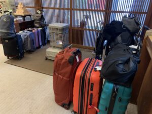 毎年この季節になりますとインバウンドのお客様が圧倒的に増えてきます。 アメリカ・カナダ・オーストリア・フランス・イタリア・中国本土・香港・台湾・韓国・シンガポール……。 様々な国からお越しいただいています。 当館でのご旅行の目的は、 なんと言いましても、 　地獄谷野猿公苑＝スノーモンキーパーク そして、スキー・スノーボードです。 チェックアウト時はなかなかの混雑ぶり。 ・地獄谷から戻るまでのお荷物を預かって欲しい。 ・お散歩するので置かせて欲しい。 ・荷物をインフォメンションセンターに運んで欲しい。 ・次のホテルに発送して欲しい。 ・空港に送って欲しい……などなど。 相当数のお荷物が、フロントで前に並んでしまいます。 まるで空港のようです✈️